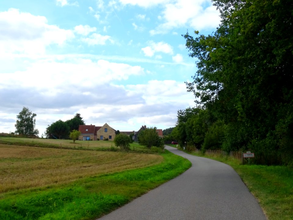 En arrivant au Pommeret, commune de Lévis-Saint-Nom 