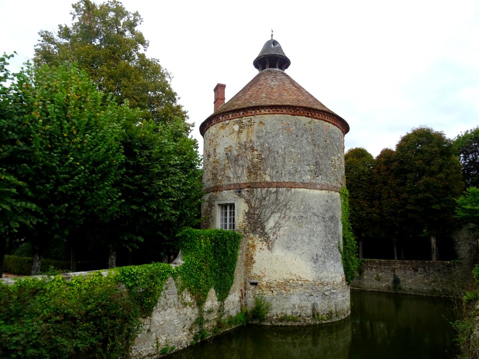 Douve et tour, Château de la Cour Senlisse, Senlisse, Yvel… 