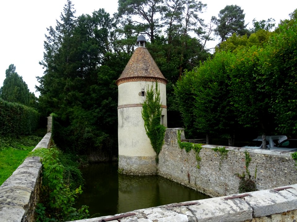 Douve et tour, Château de la Cour Senlisse, Senlisse, Yvel… 