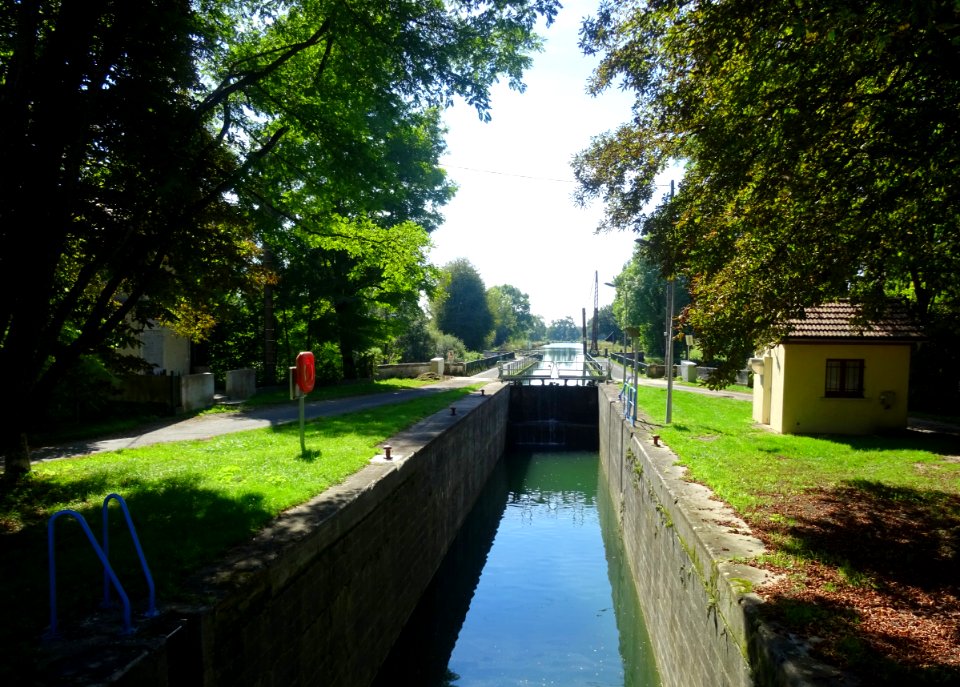 Ecluse sur le canal entre Champagne et Bourgogne, entre Do… 