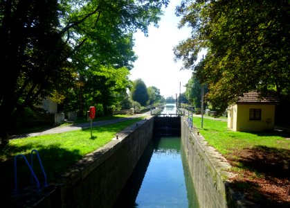 Ecluse sur le canal entre Champagne et Bourgogne, entre Do… 