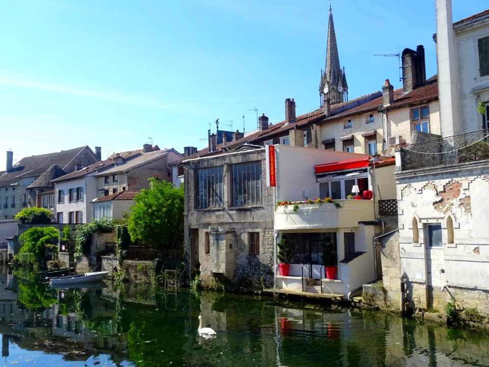 Maisons au bord du bras de la Marne, Joinville, Haute-Marn… 