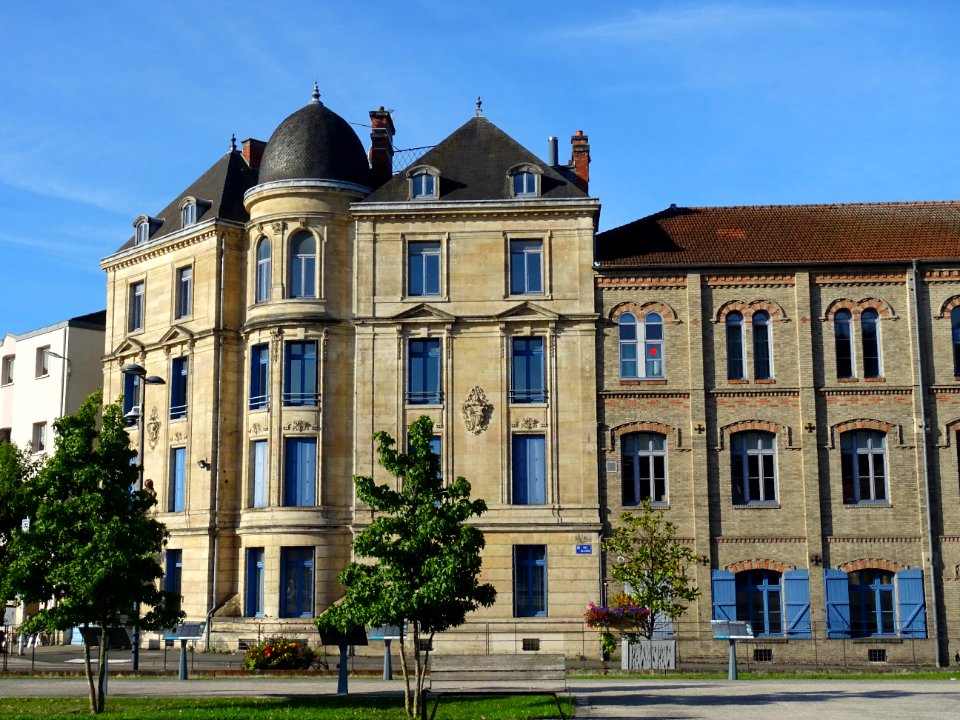 Immeuble, à l'angle de la place de la République et de la … 
