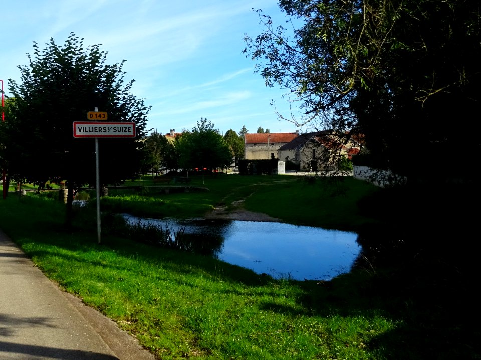 Sur les bords de la Suize, à l'entrée de Villiers-sur-Suiz… 