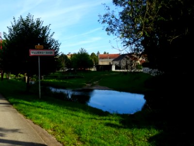 Sur les bords de la Suize, à l'entrée de Villiers-sur-Suiz… 