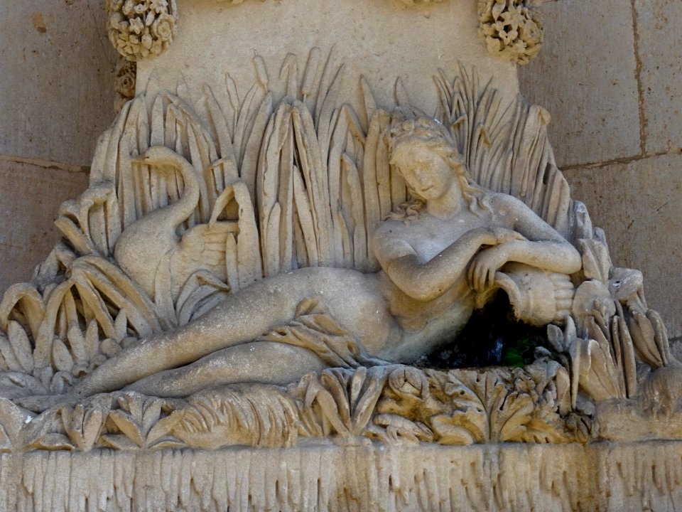 Fontaine femme à la jarre ... au pied de la statue Edmé Bo… 
