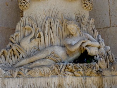 Fontaine femme à la jarre ... au pied de la statue Edmé Bo… 