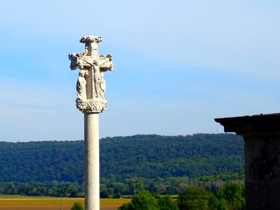 Crucifix à la sortie de Vignory, Haute-Marne 