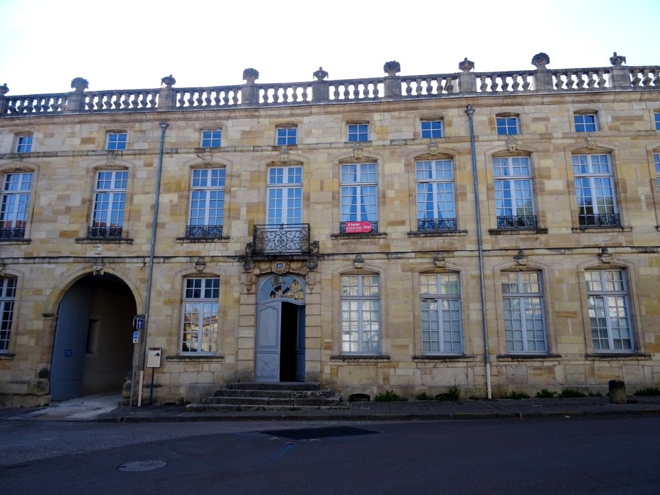 Façade sur rue aux neuf fenêtres, Hôtel de Salm, Bar-le-Du… 