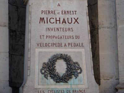 Monument : A Pierre et Ernest Michaux inventeurs et propag… 