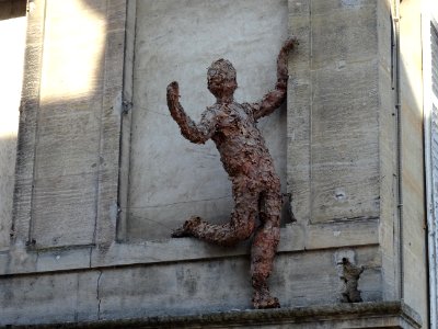 Sculpture ... en grillage et feuilles ! ? dans une rue de … 