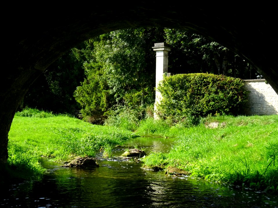 Sous le pont, coule tranquillement la Suize, Neuilly-sur-S… 
