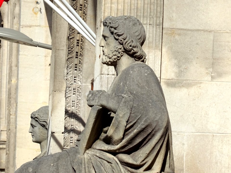 Statues ... Collège Camille Saint-Saens, Chaumont, Haute-M… 