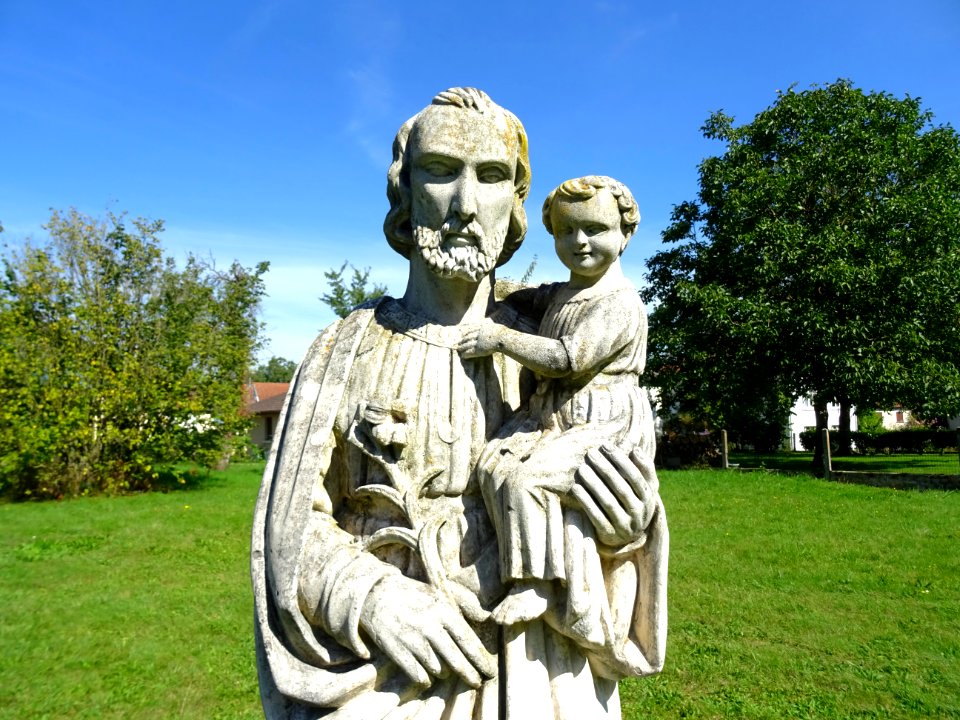 Statue dans le jardin de l'ancien Couvent des Annonciades … 