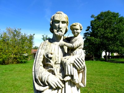 Statue dans le jardin de l'ancien Couvent des Annonciades … 