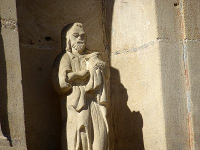 Façade d'une maison, ... statue avec un berger et un mouto… 