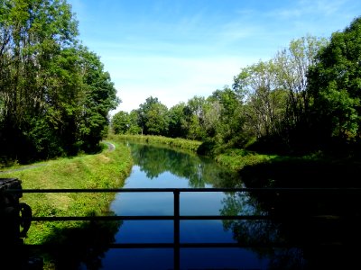 Petite passerelle sur le canal entre Champagne et Bourgogn… 