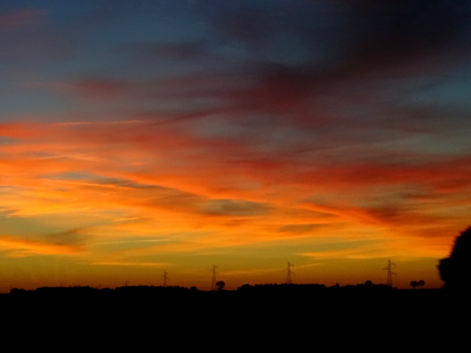 Fabuleux coucher de soleil ... photographié à travers les … 