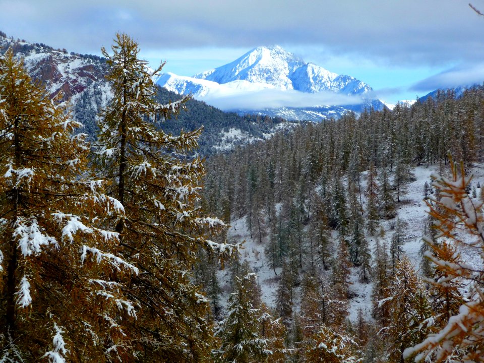 Le Mont Chaberton étincelant de neige fraîche, encharpé et… 