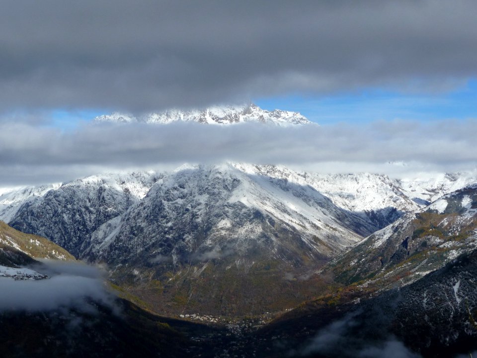 Les Clochers de Clouzis, encharpés et encapés de nuages 