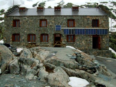 Le refuge du Glacier Blanc et ses panneaux solaires 