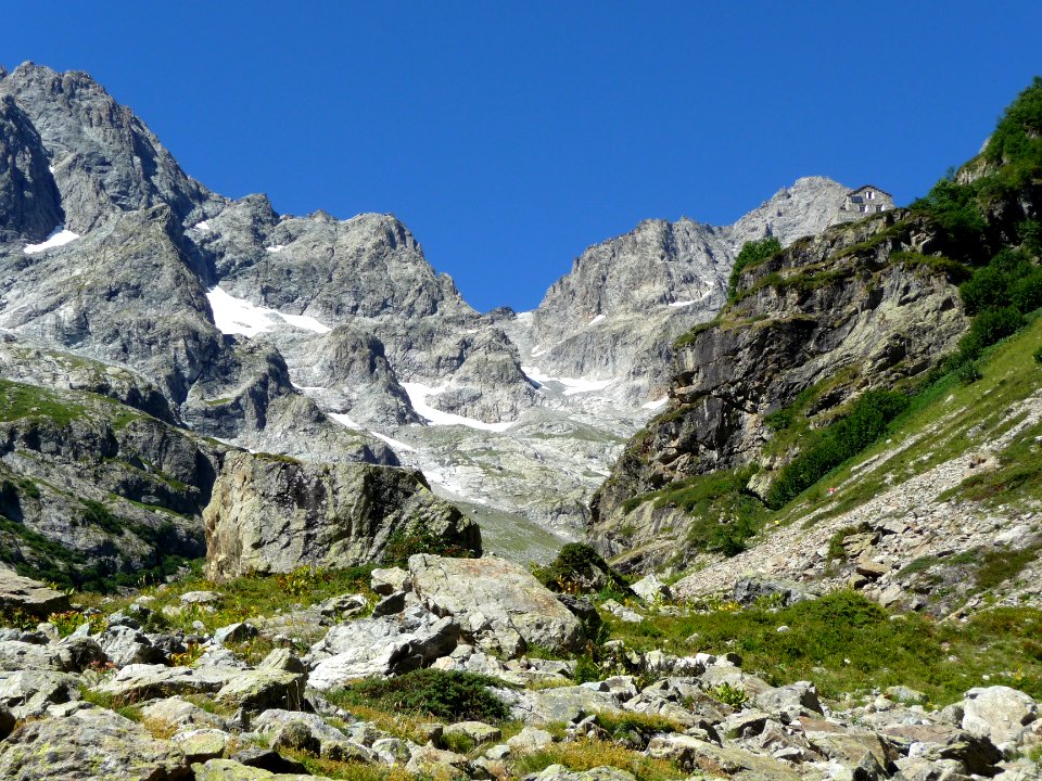 Le vallon des Bans et le refuge des Bans sur l'épaule roch… 