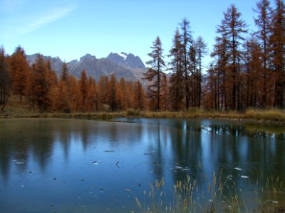 Lac des Hermes et mélèzes aux couleurs d'automne, Mont Pel… photo