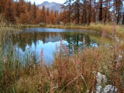 Lac des Hermes et mélèzes aux couleurs d'automne photo