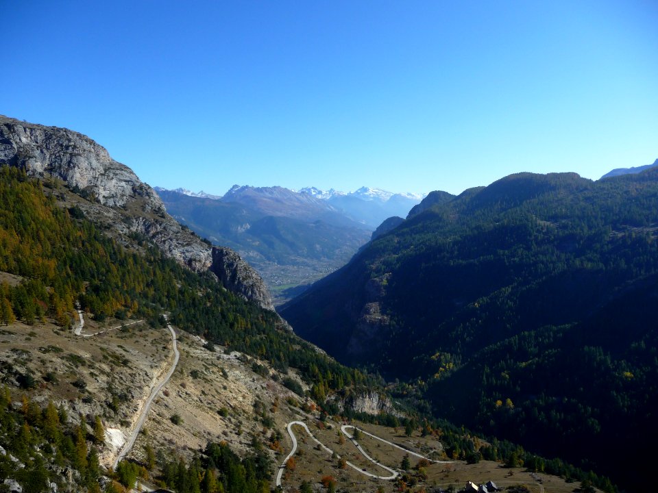 Les lacets de la route carrossable sur l'envers du col de … 