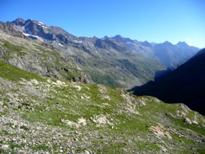 Les lacets du sentier qui monte vers le col de l'Aup Marti… 