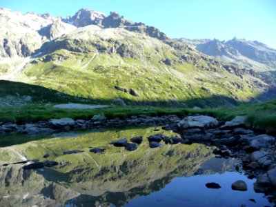 Dans la montée, regard arrière sur un petit lac, mare d'ea… 