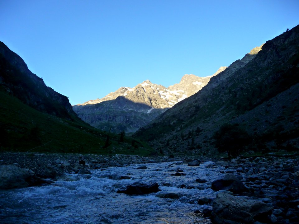 Fraîcheur du torrent et lumière matinale 