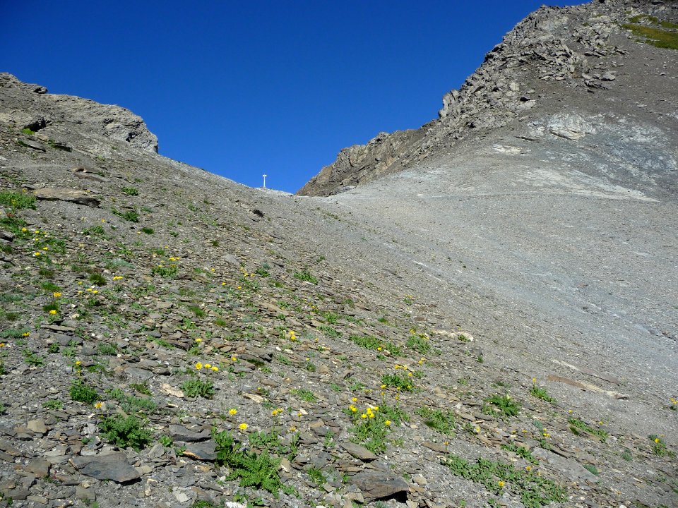 Dans la descente: regard arrière vers le Pas de la Cavale 