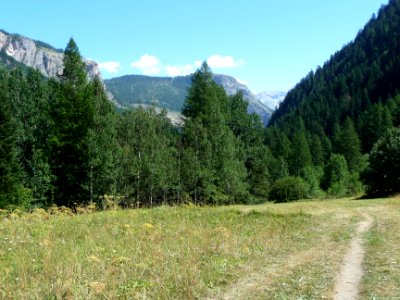 Depuis le grand pré, on distingue le col de la Pousterle v… 