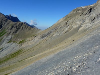 Depuis le col de l'Aup Martin, le sentier file à l'horizon… 