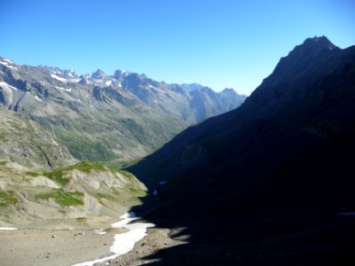 Vue vers le Pic Sans Nom et le Mont Pelvoux au fond 