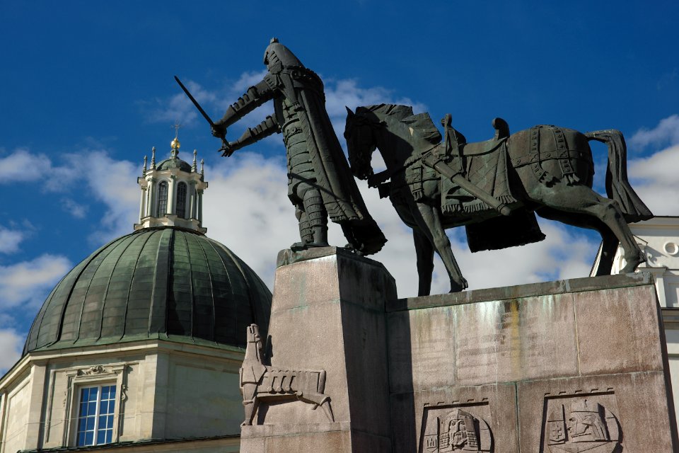 193 vilnius Gediminas Statue 