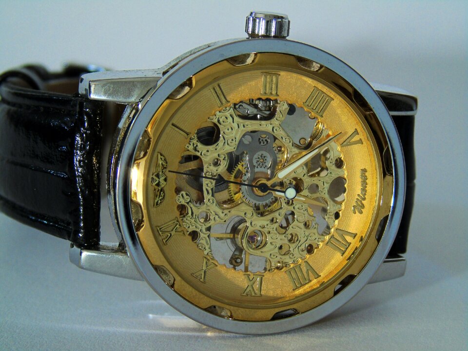 Wrist time indicating mens