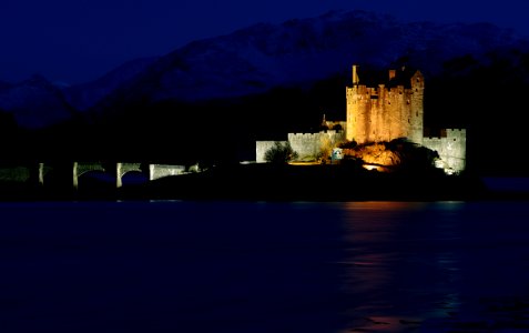 02 highlands Eilean Donan Castle photo