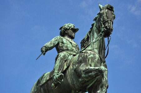 Bronze bronze statue monument photo