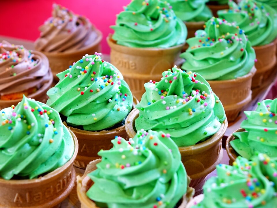 Green dessert cream