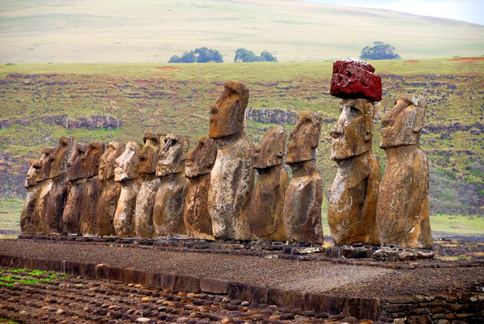 Travel sculpture moai