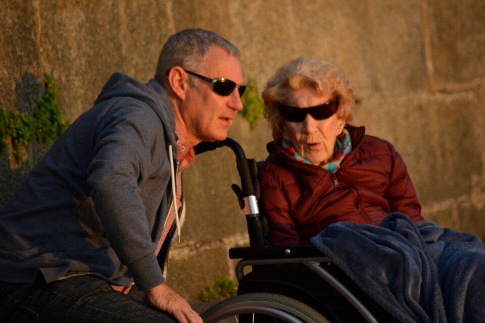 Man frail accompaniment