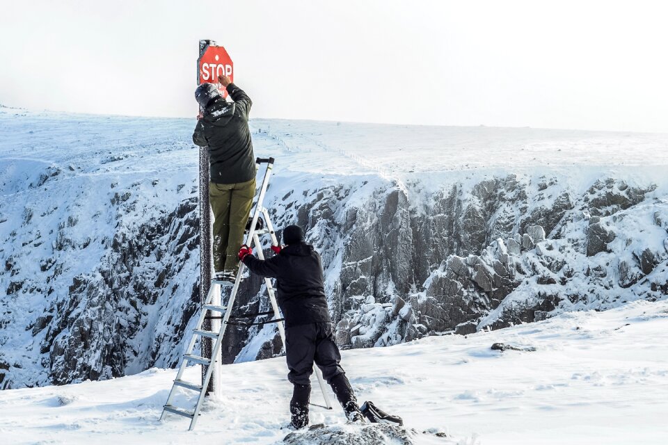A stop sign extrim go skiing