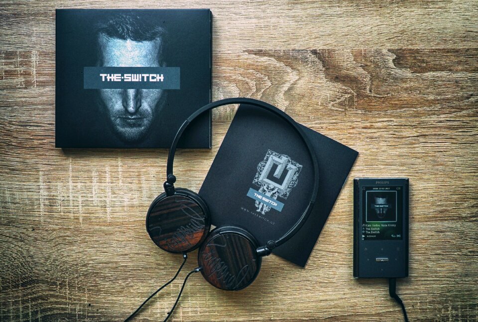 Music player headphones table