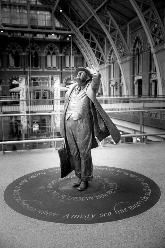 Bronze statue monument