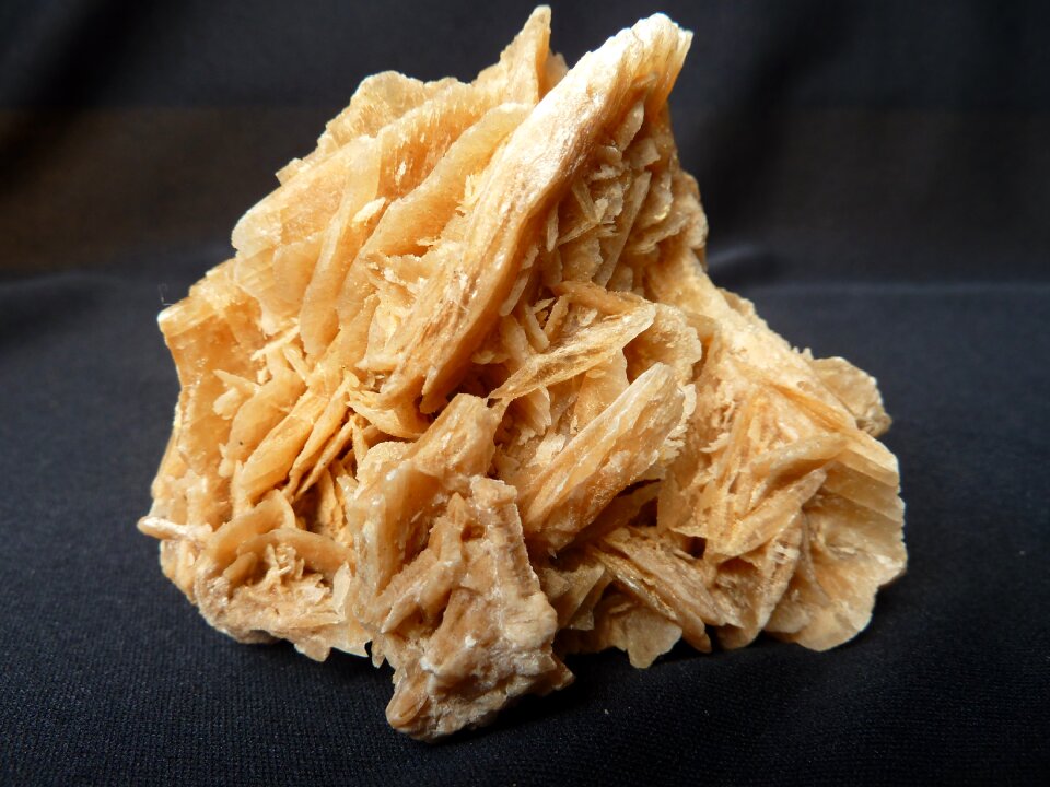 Yellow brown barite rose