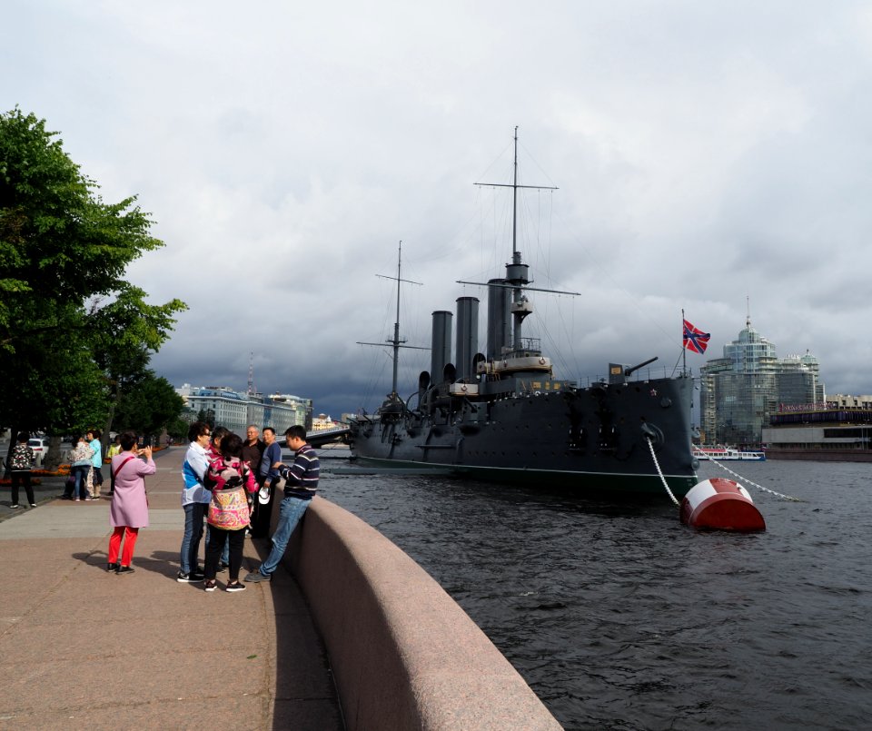 Chinese tourists enjoy russian ships 
