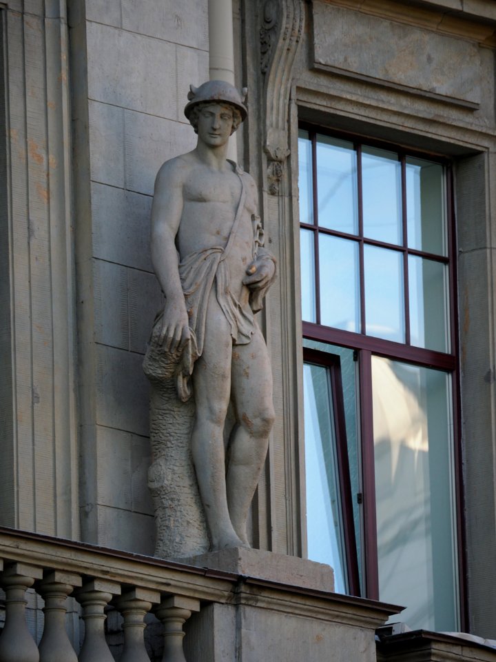 Monument to the lover almost caught by a sudden husband 