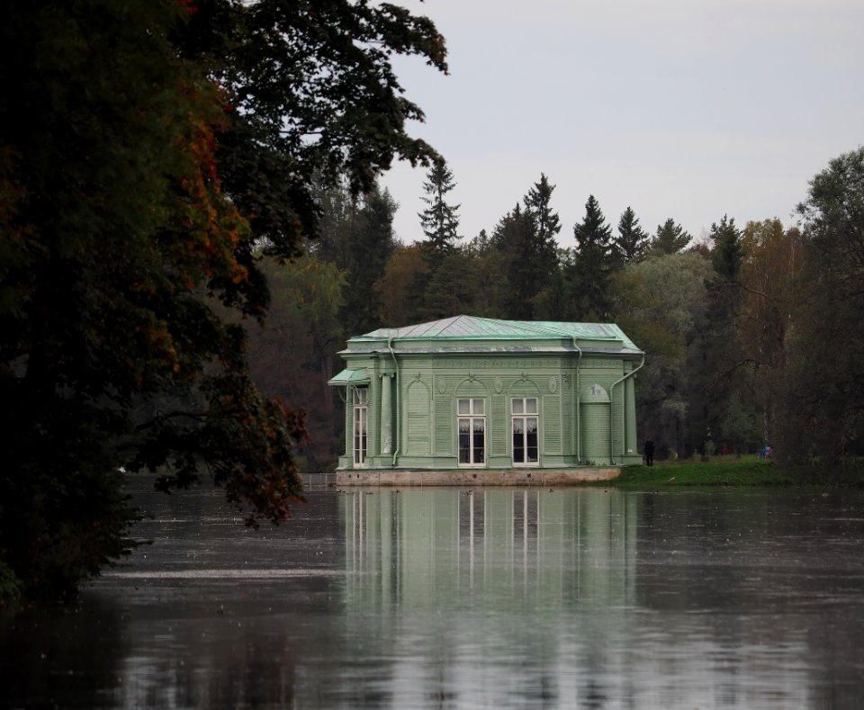 House by the lake 